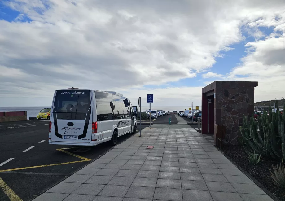 Przystanek autobusowy przed terminalem