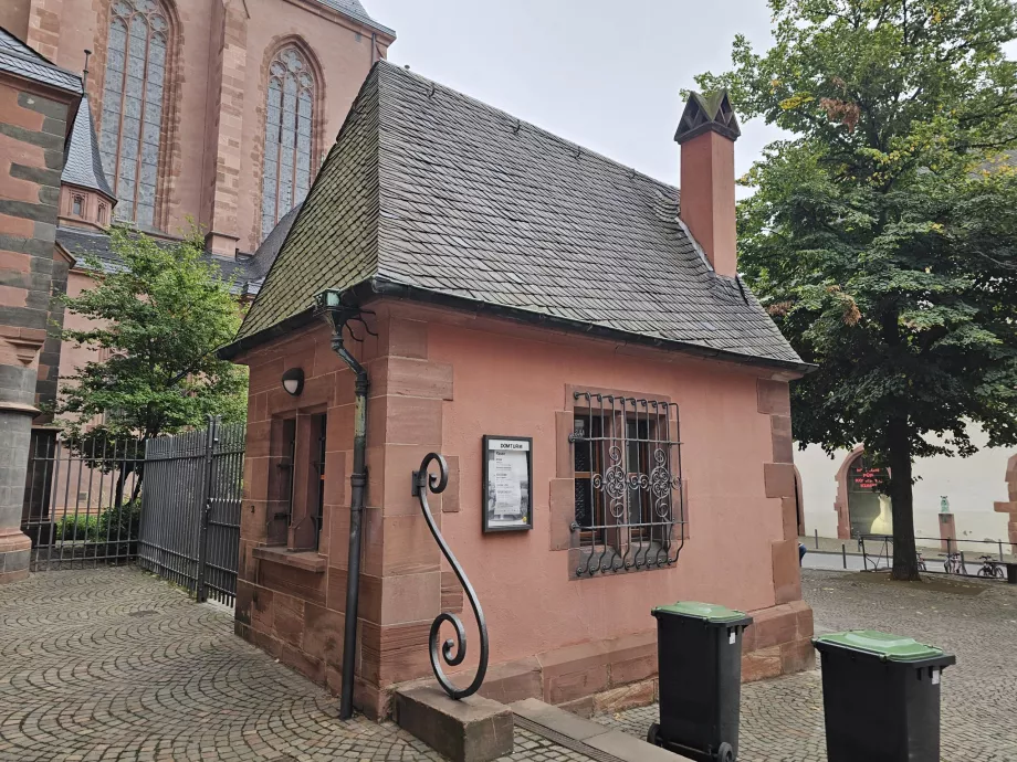 Kasa biletowa przy wejściu do wieży