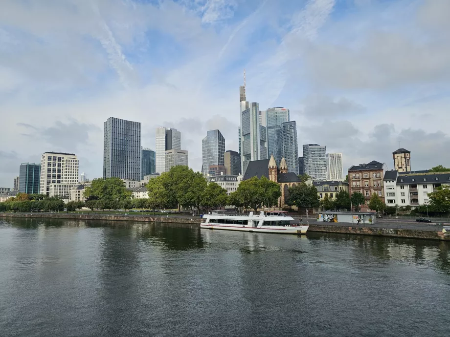 Widok z Eiserner Steg na nowoczesne centrum miasta