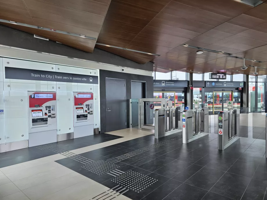 Automaty biletowe i kołowroty do wejścia na stację kolejową