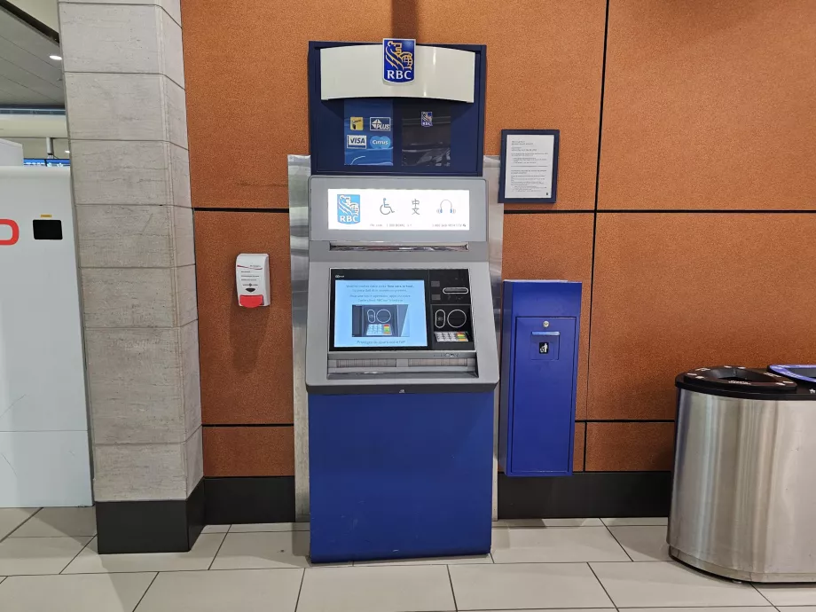 Bankomat RBC w hali odlotów
