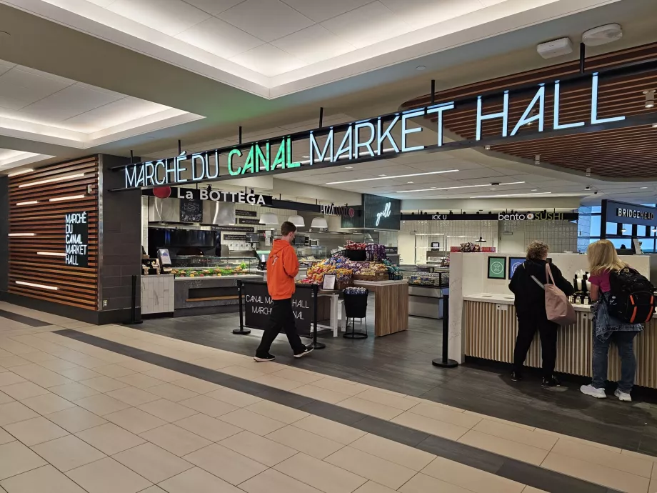 Food Court w sekcji tranzytowej