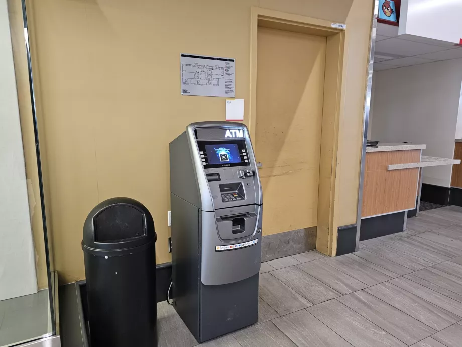 Bankomat w hali przylotów
