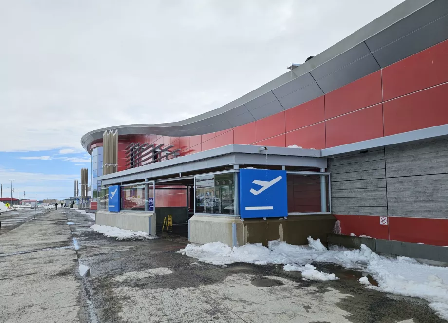 przylot przez lotnisko Iqaluit
