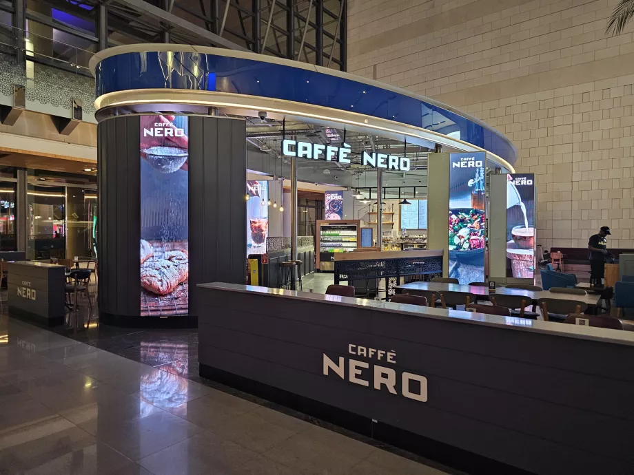 Caffé Nero, przyloty, strefa publiczna