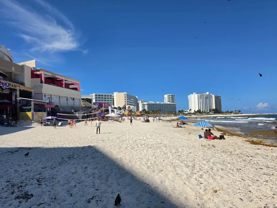 Playa Gaviota Azul przed klubem Coco Bongo