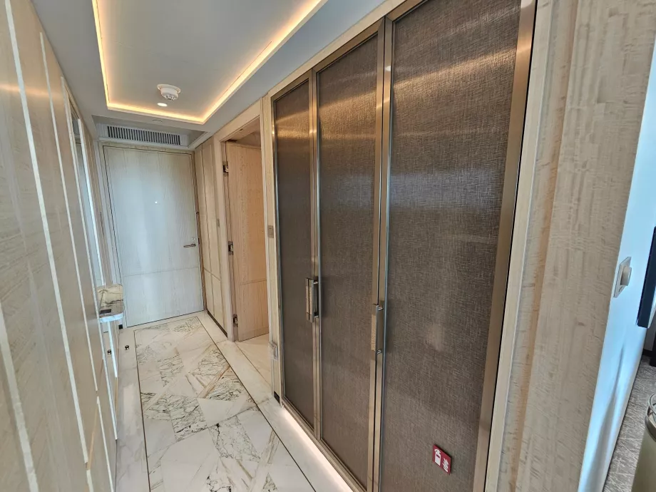 Przedpokój w pokoju i szafy