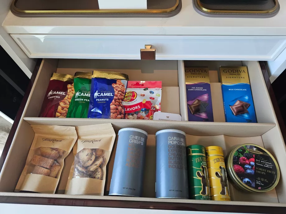 Herbatniki, czekoladki i orzechy