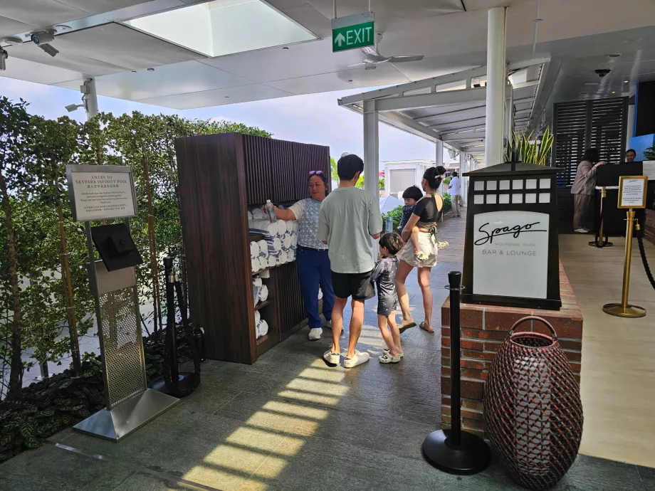 Wejście na basen na dachu