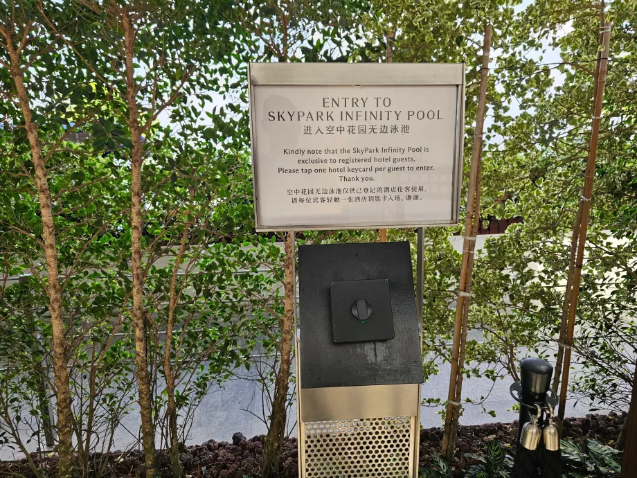 Czytnik kart do pokoju przy wejściu na basen