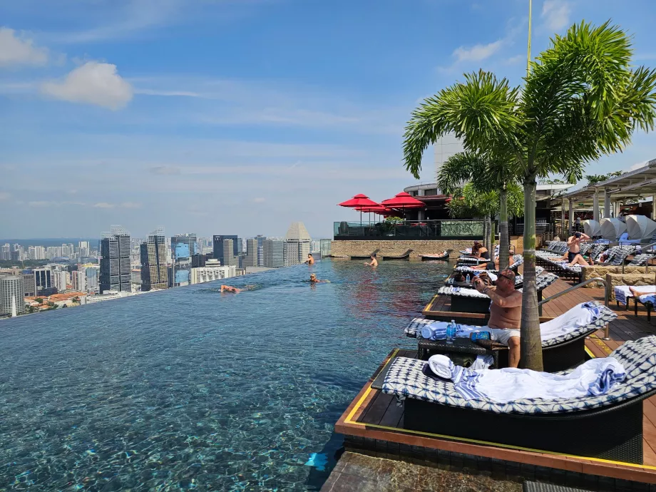 Basen na dachu i leżaki