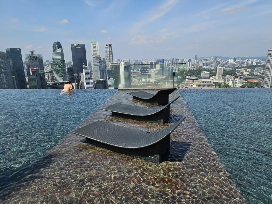 Basen na dachu i leżaki