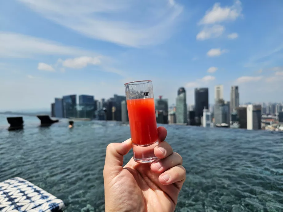 Bezpłatny napój przy basenie