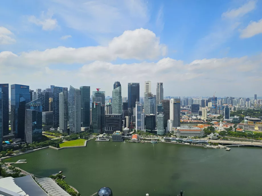 Widok z basenu na dachu MBS