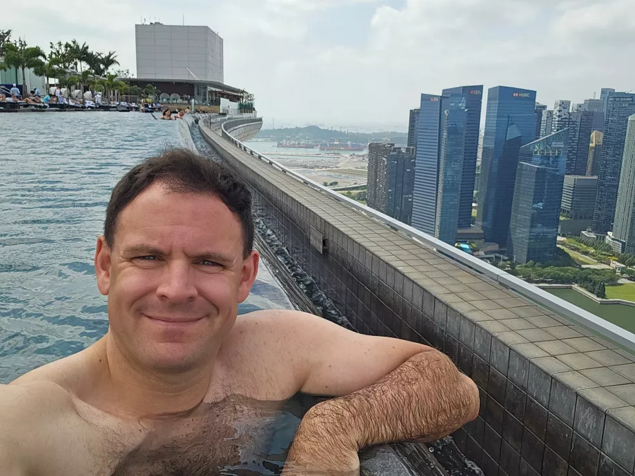 Ja w basenie na dachu w Marina Bay Sands