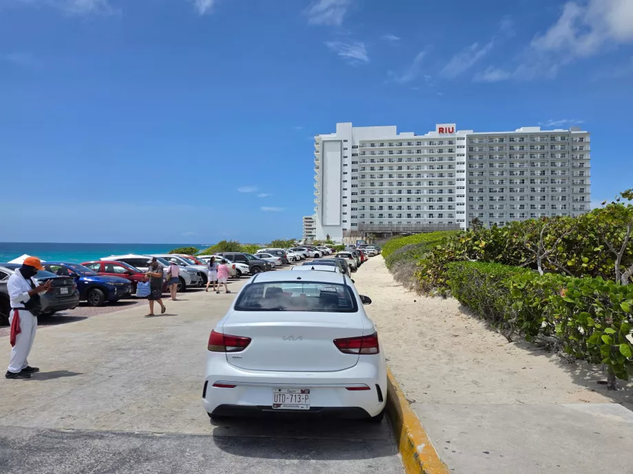 Parking przy Playa Delfines