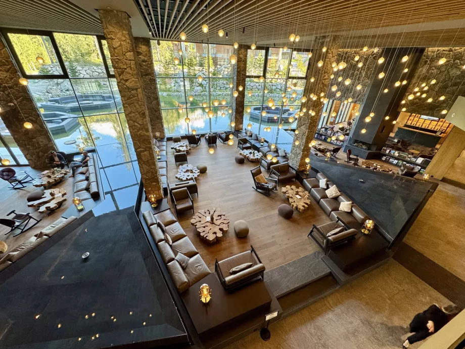 Lobby z oczkiem wodnym Swissotel Damian Jasna