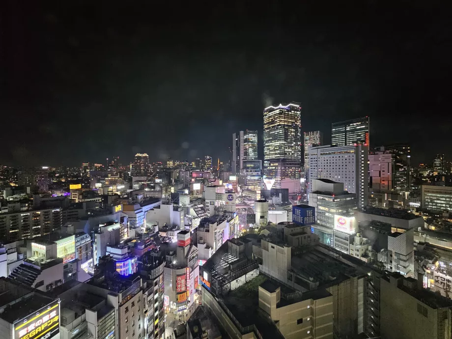 Widok z pokoju na 18. piętrze w nocy