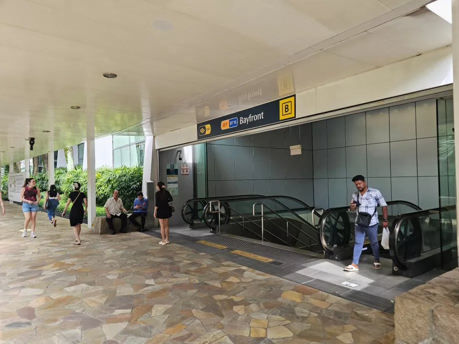 Stacja metra Bayfront w pobliżu hotelu