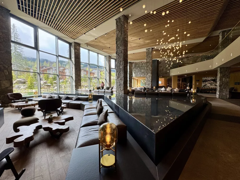 Lobby z basenem