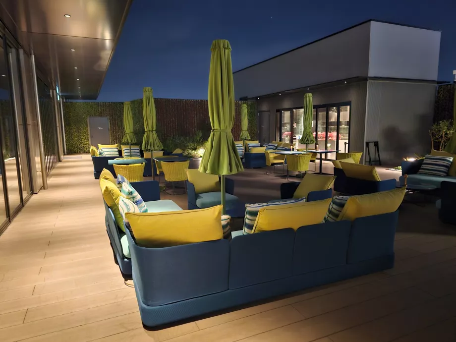 Zewnętrzny taras restauracji Gallery 11