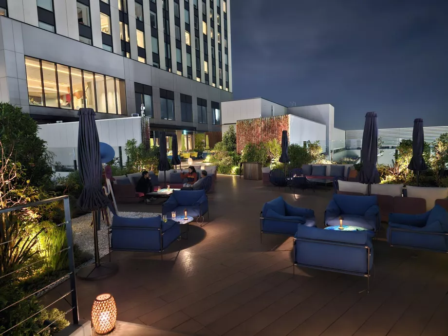 Zewnętrzny taras restauracji Gallery 11