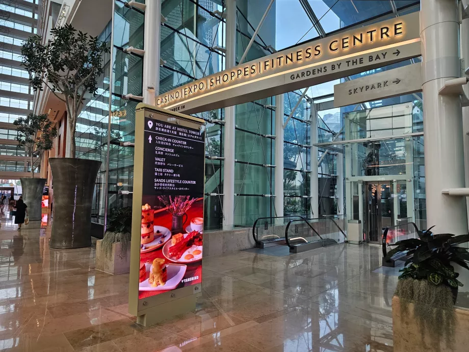 Wejście z hotelu do centrum handlowego