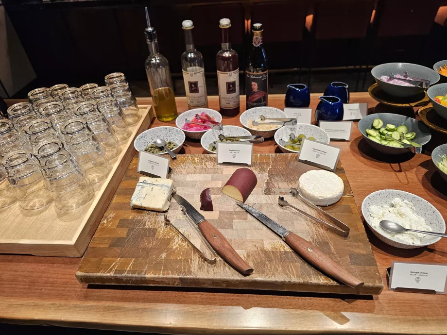 Śniadanie - ser, oliwki i oleje