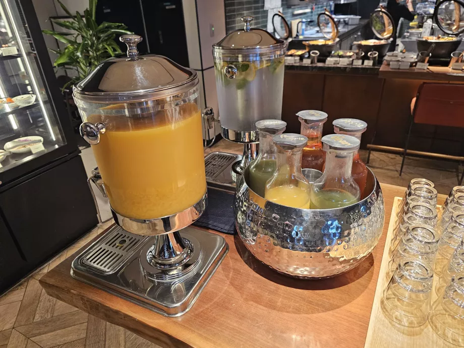 Śniadanie - soki i woda