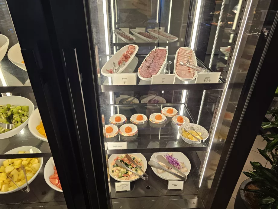 Śniadanie - sałatki i szynki