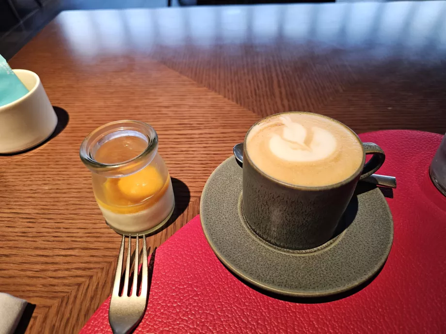 Śniadanie - cappuccino i jogurt