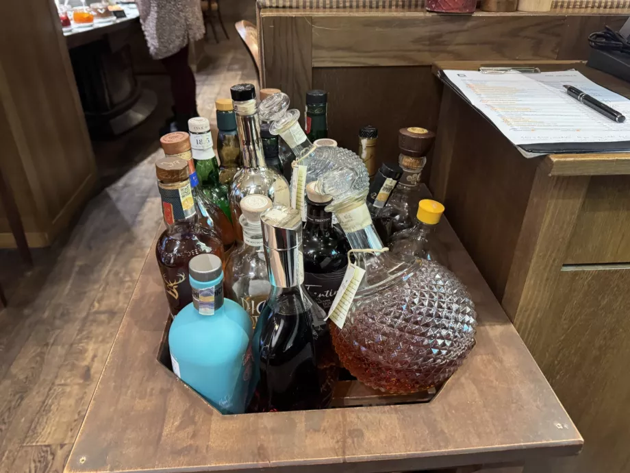 Śniadanie, szeroki wybór napojów alkoholowych