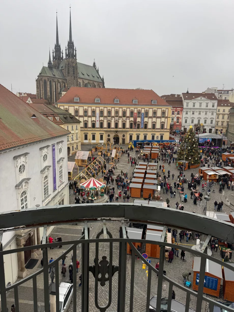 Widok z małego balkonu apartamentu typu junior suite