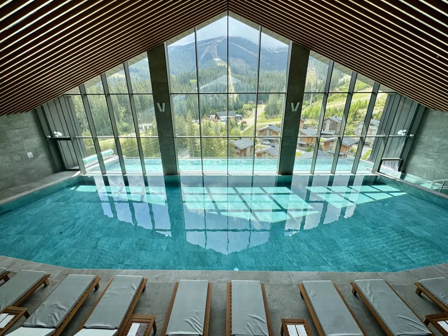 Basen w hotelu Swissotel Damin Jasna