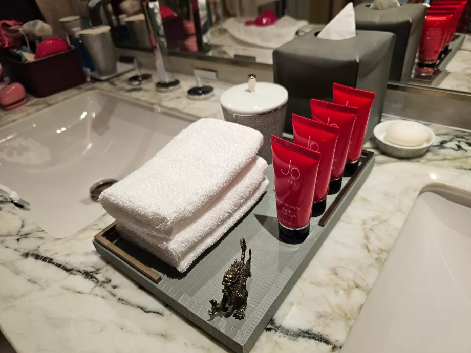 Szampony i kremy Jo w pokoju