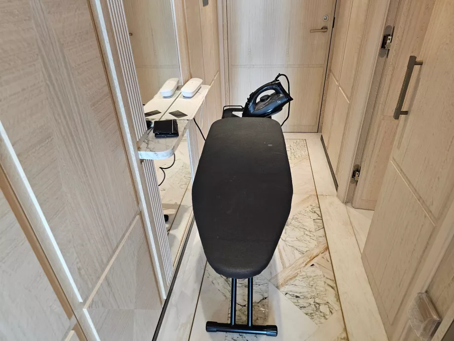 Deska do prasowania w pokoju