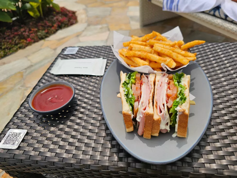 Przekąska przy hotelowym basenie