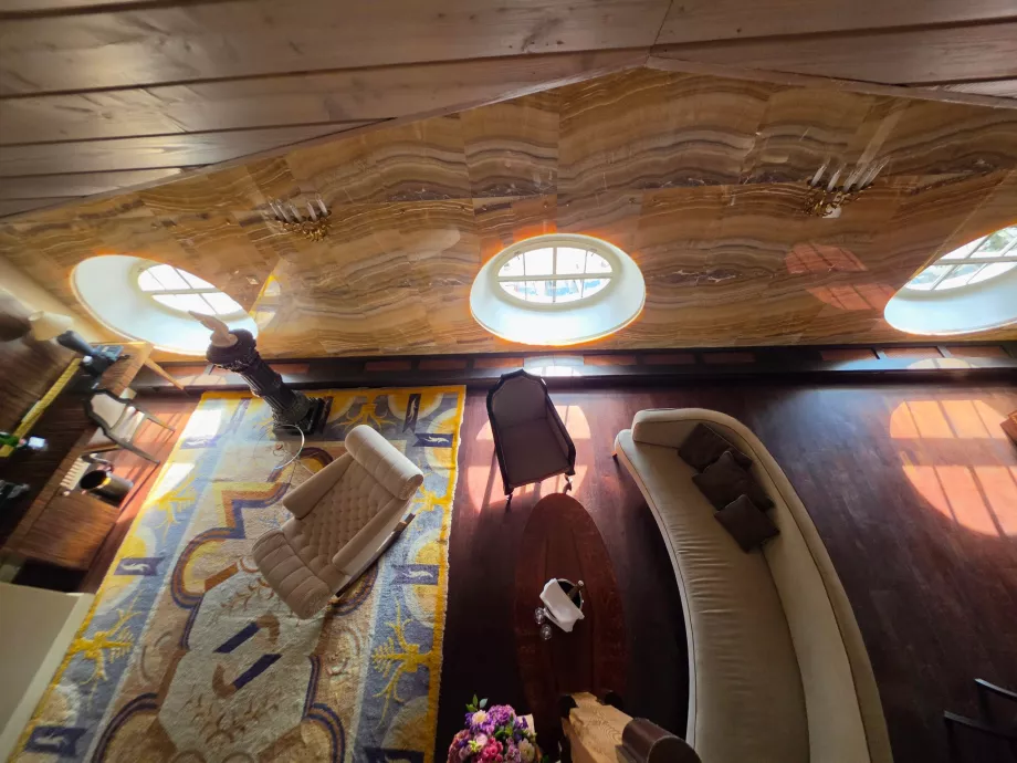 Widok z sypialni na salon