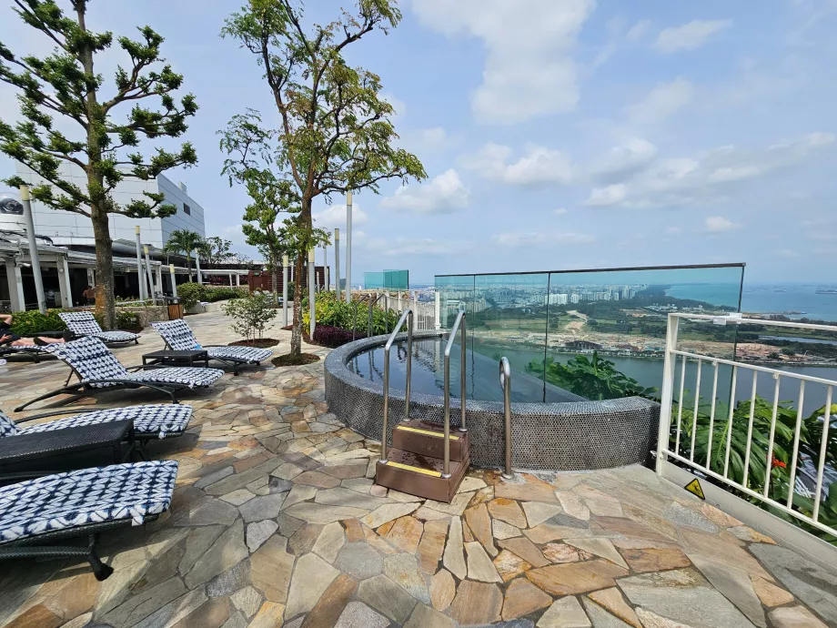 Wanna z hydromasażem na dachu