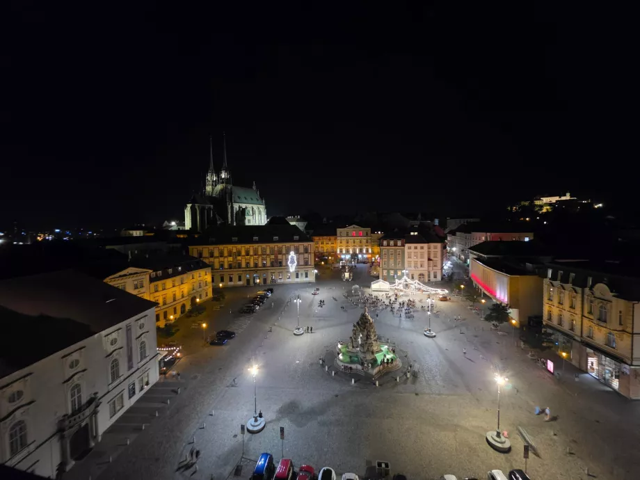 Nocny widok z wieży na placu Zelný trh