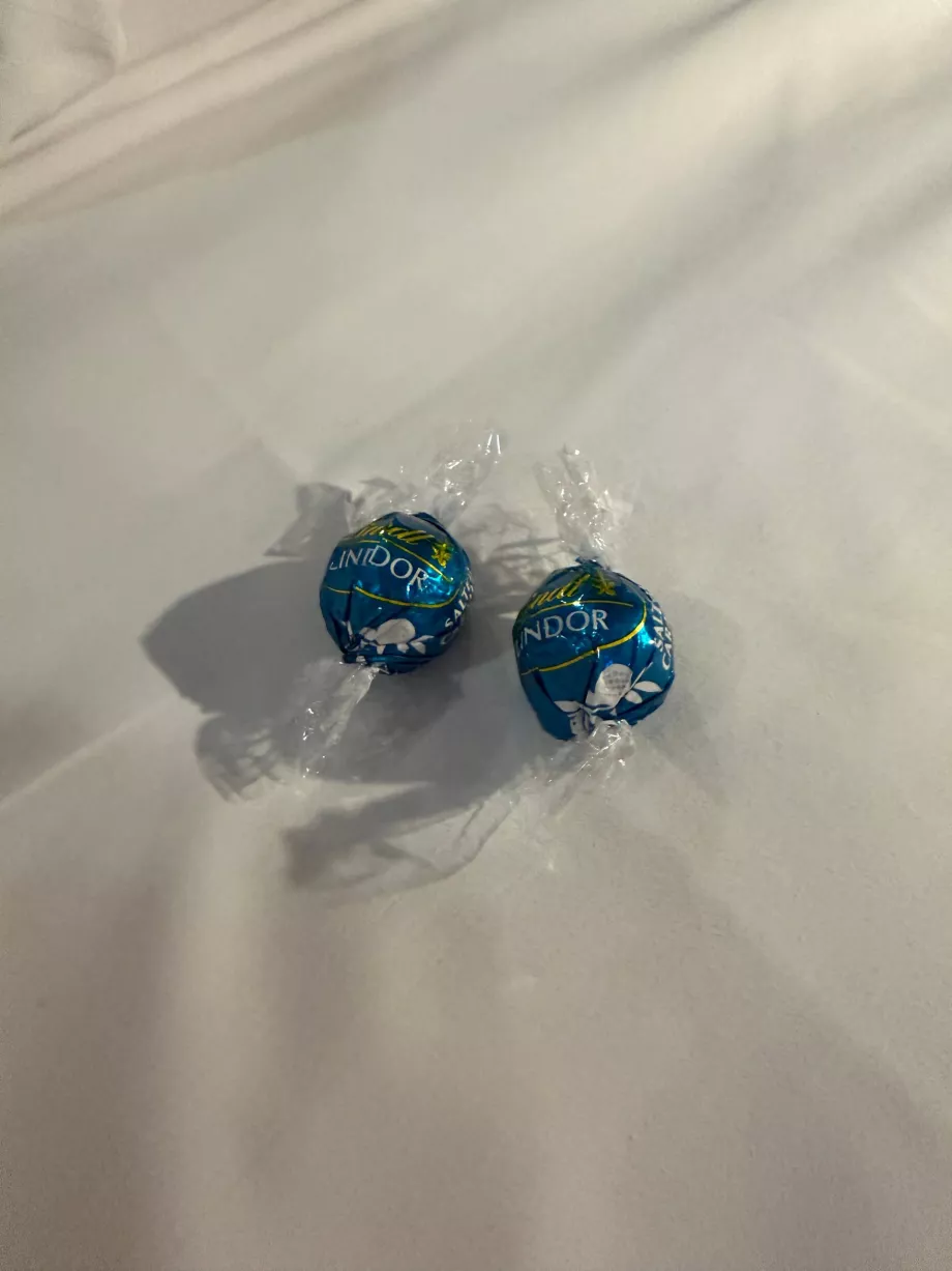 Czekoladki Lindor podawane do wieczornej herbaty