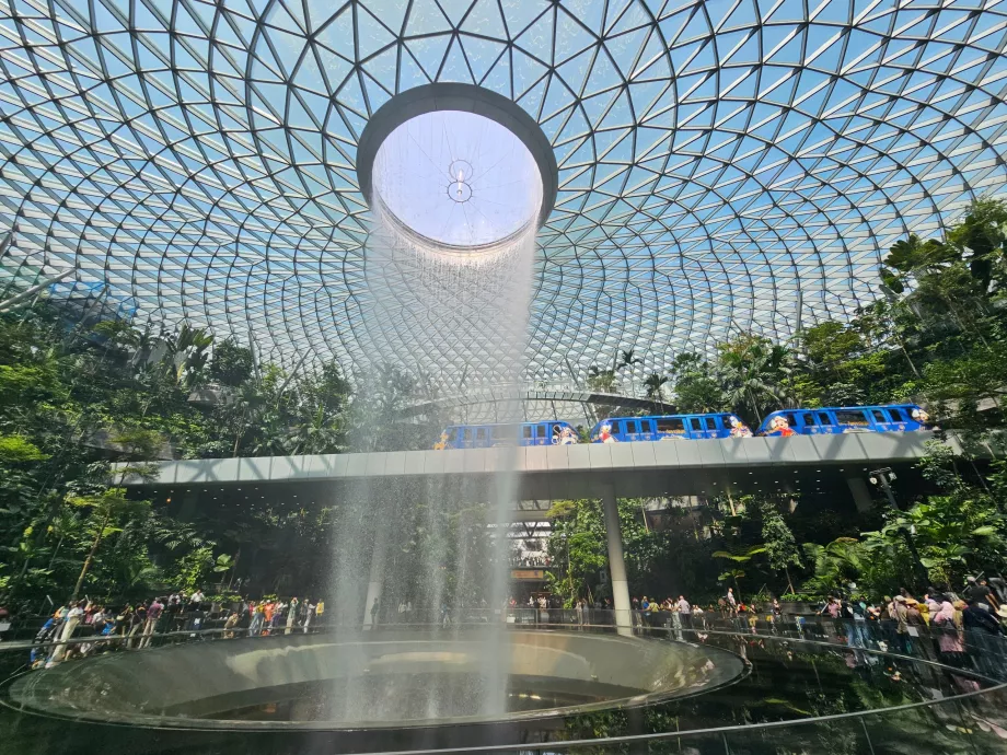 Wodospad i pociąg w JEWEL