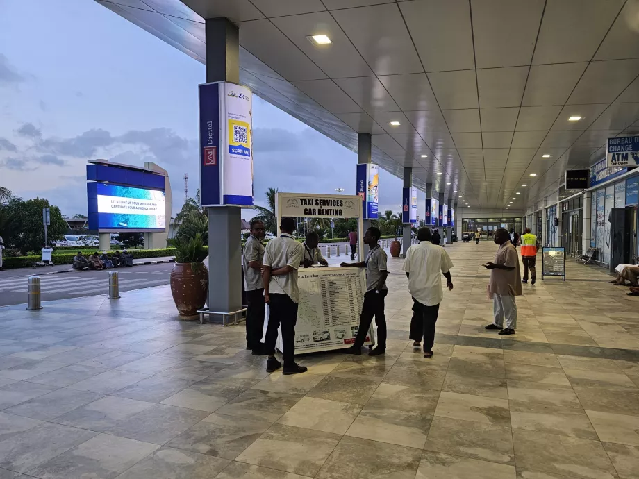 Taksówka przed halą przylotów międzynarodowych