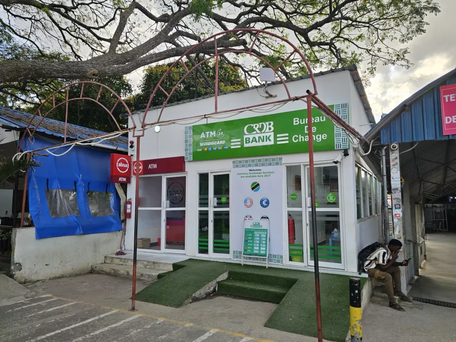 Bankomat przed Terminalem 2