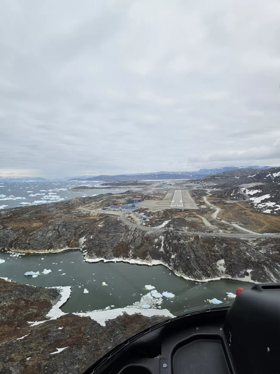 Lądowanie helikoptera na lotnisku Ilulissat