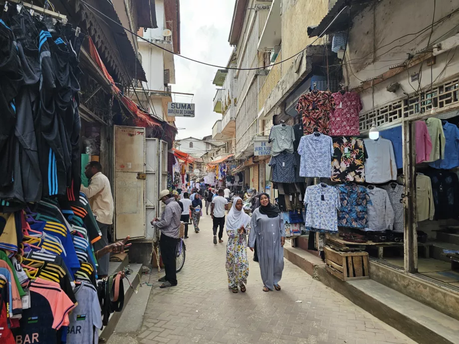 Darajani Souk, ubrania na sprzedaż