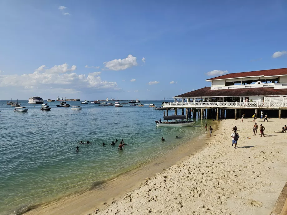 Plaża i restauracja przy promenadzie Forodhani