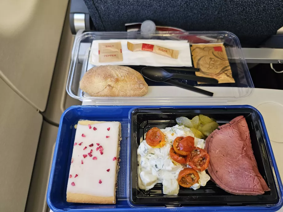 Główny posiłek, lot międzynarodowy Nuuk-Kopenhaga