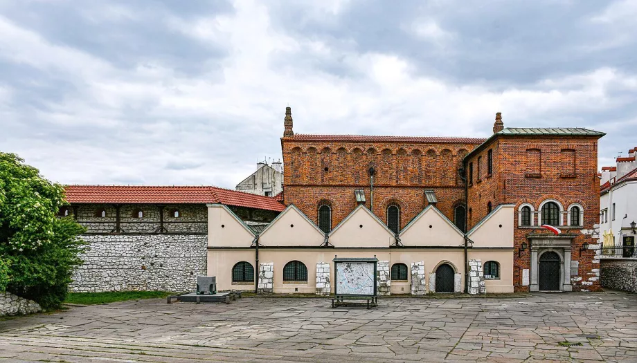 Stara synagoga, zdjęcie: Jeremiah Z. Cockroach, Wikimedia Commons, CC BY-SA 4.0