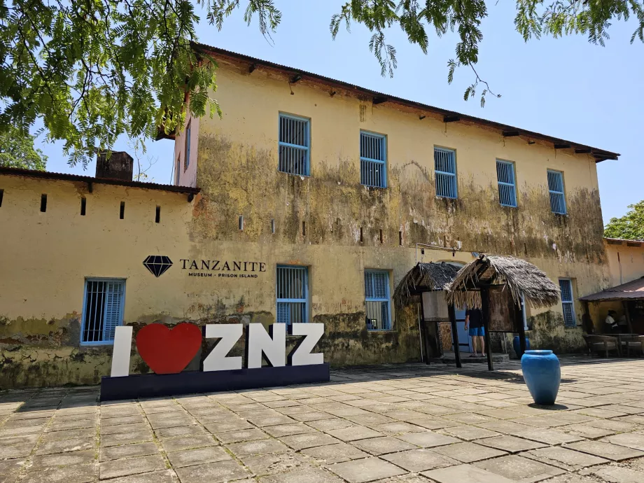 Prison Island, budynek więzienia z napisem I love ZNZ